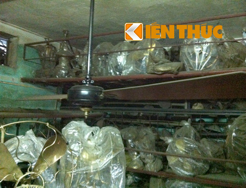 Quạt cổ được trưng bày khắp mọi ngóc ngách trong nhà. Dù nhiều chiếc quạt đã bám bụi nhưng đồ cổ càng để lâu càng cổ nên ông phải chờ được giá mới bán.