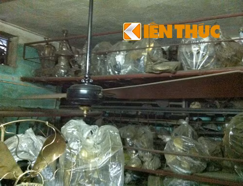 Quạt cổ được trưng bày khắp mọi ngóc ngách trong nhà. Dù nhiều chiếc quạt đã bám bụi nhưng đồ cổ càng để lâu càng cổ nên ông phải chờ được giá mới bán.