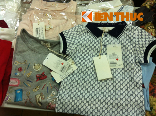 Áo phông trẻ em còn khá mới nhưng vẫn khó bán vì không ai dám bỏ ra vài triệu đồng chỉ để mua cho con em mình một chiếc áo.