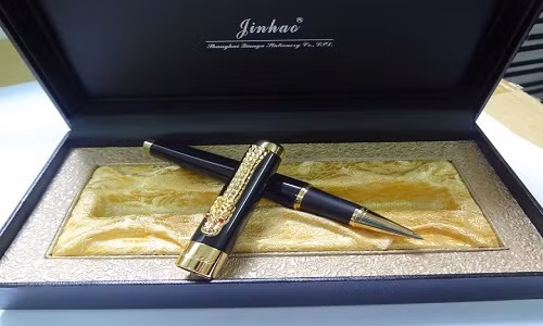 Một món quà mang ý nghĩa tinh tế với các thầy cô là một cây bút ký mạ vàng 24k được đựng trong một chiếc hộp sang trọng có mức giá từ 4 - 7 triệu đồng/sản phẩm.