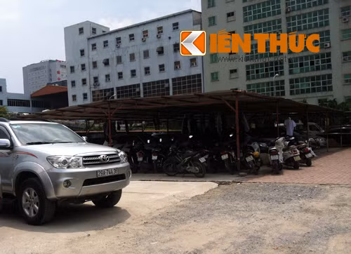 Hiện tại, lô đất được BIDV dùng làm bãi trông giữ xe. Ông Mạnh, người trông coi khu đất cho biết: Ông được BIDV cho phép khai thác bãi trông giữ xe này. Mọi khoản thu được từ các dịch vụ của khu đất ông sẽ tự quản lý và chi trả cho nhân công...