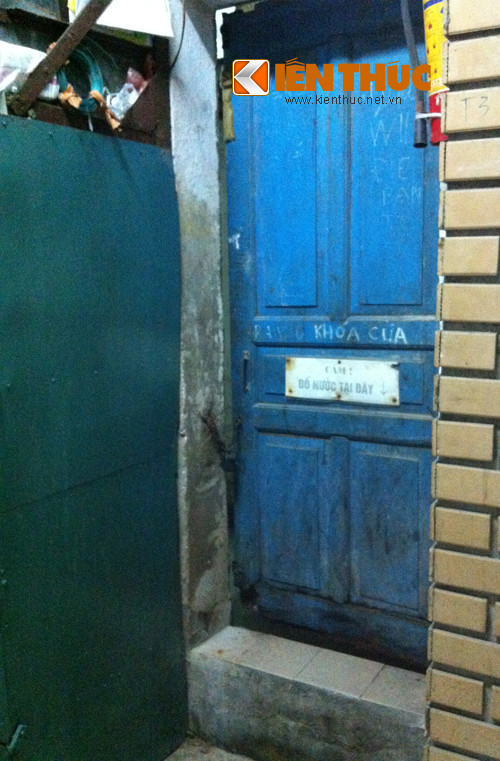 Nhà vệ sinh đã ít lại còn thường xuyên bị tắc vì quá tải nên phải đóng cửa liên tục.