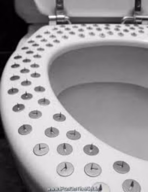 Bồn cầu gây hình gai. Chắc chắn bạn sẽ không thể dành nhiều thời gian để ngồi trên chiếc bồn cầu cực kì “dị” này. Đây là lựa chọn tuyệt vời cho các công ty để đảm bảo nhân viên của họ không ra ngoài quá lâu.