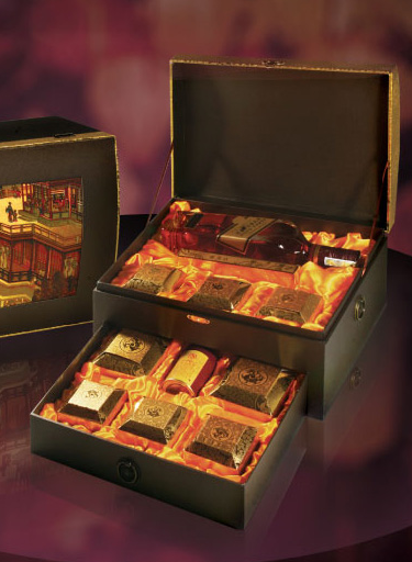 Long Đình An Quý được thiết kế trong hộp gỗ sang trọng, đậm nét Á Đông. Bên ngoài là bức tranh An Viên với chốt mạ vàng độc đáo. Bên trong là 8 chiếc bánh cùng rượu ngon, trà quý như lời chúc thịnh vượng , an khang. Hộp bánh của Công ty Long Đình có mức giá từ 2.080.000đồng đến 4.288.000 đồng.