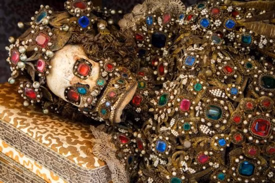 Gần đây, một ngôi mộ cổ ở thành cổ Rome, Italy đã phát hiện những bộ hài cốt “kim cương, hầu như tất cả hài cốt đều đính đầy vàng và đồ trang sức bạc. Hiện nay ngôi mộ chôn tập thể vẫn chưa được xác định thân phận cụ thể.