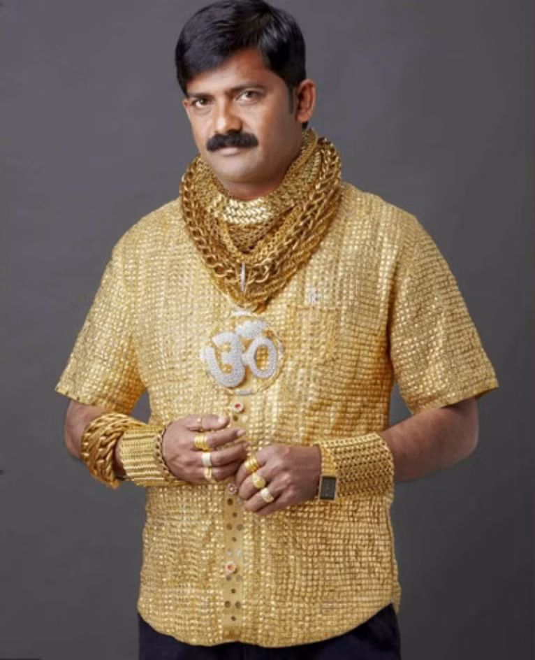 Triệu phú trẻ Ấn Độ Datta Phuge là người có sở thích đặc biệt với vàng. Do đó, việc sở hữu một chiếc áo sơ mi làm hoàn toàn từ vàng của ông chủ kinh doanh tiền 32 tuổi này khiến người ta đặt ngay cho ông biệt danh là “Người đàn ông vàng”. Triệu phú này đã chi 235.000 USD (gần 4 tỷ đồng) để đặt làm chiếc áo sơ mi bằng vàng đặc 22 carat, nặng 3,5 kg.