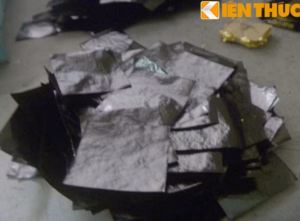 Lá quỳ có cạnh dài 4cm được kén từ loại giấy dó (giấy làm tranh Đông Hồ) mỏng và dai, được "lướt" nhiều lần bằng mực tự chế làm bằng loại bồ hóng đặc biệt, trộn với keo da trâu, tạo cho giấy quỳ bền chắc.