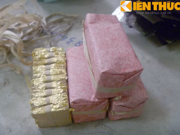 Thành phẩm được xếp gọn và gói kín trong giấy hồng với 500 lá vàng được xếp thành một quỳ tương đương với nửa chỉ vàng.