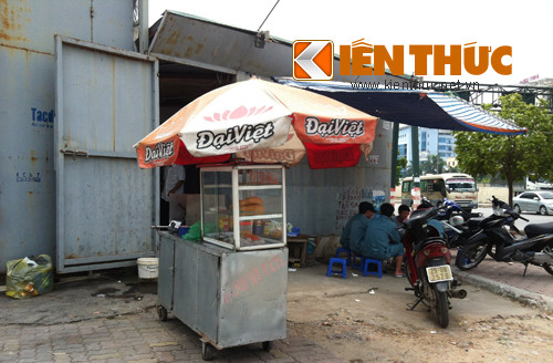 Thậm chí, các hàng quán cũng đua nhau mọc ra từ khu đất "vàng" này. Phía mặt đường Duy Tân là hàng bánh mì, bia hơi vỉa hè kinh doanh tấp nập.