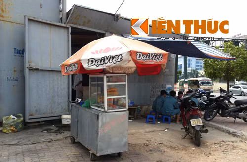 Thậm chí, các hàng quán cũng đua nhau mọc ra từ khu đất "vàng" này. Phía mặt đường Duy Tân là hàng bánh mì, bia hơi vỉa hè kinh doanh tấp nập.