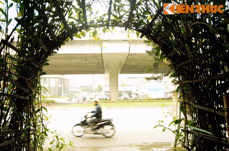 Cầu kỳ hơn nữa, chủ nhà đã phải dùng hàng trăm sợi thép nhỏ, uốn thành vòm hoặc tạo khung để làm điểm bám cho dây leo. Vì ở gần đường lớn, ồn ào và bụi bặm, nên đây được xem là giải pháp hữu hiệu đem lại sự yên tĩnh và mát mẻ cho căn nhà.