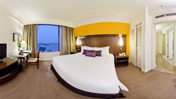 Khách sạn Sofitel Plaza Hà Nội nổi tiếng là khách sạn có cảnh đẹp nhất Hà Nội với mặt tiền thiết kế theo hình chữ chi và kiến trúc đặc sắc. Khách sạn 20 tầng này có view nhìn ra Hồ Tây, Hồ Trúc Bạch, Sông Hồng.