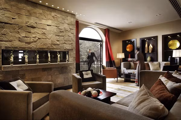 InterContinental Hanoi Westlake là một công trình khách sạn “độc nhất vô nhị”. Toàn bộ khu phòng khách, nhà hàng và các dịch vụ giải trí đều được xây trên mặt nước Hồ Tây. Khách sạn gồm một tòa nhà chính và 3 tòa biệt thự nằm riêng biệt trên mặt hồ với tổng số 359 phòng đều được xây theo lối kiến trúc đương đại của châu Âu, kết hợp với nét duyên dáng, uyển chuyển của văn hóa Việt Nam.