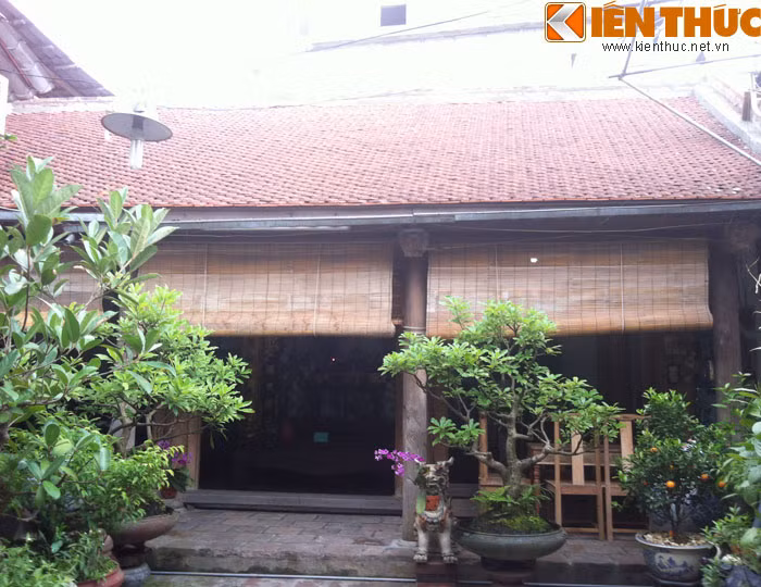 Ngôi nhà ngang phía sau biệt thự là nơi thờ tự chính của gia đình .