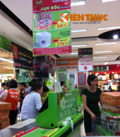 Ngoài ra, siêu thị này còn đưa ra chương trình khuyến mãi với giá sốc từ đầu tháng 8. Theo đó, mỗi ngày là một mặt hàng được bán phá giá nhằm thu hút khách hàng.