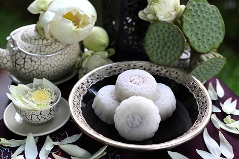 Khách sạn Sofitel Legend Metropole Hà Nội vừa ra mắt loại bánh mới dựa trên nền tảng bánh trung thu truyền thống, đựng trong hộp bằng sơn mài và nhân tự chọn kèm theo rượu vang. Giá mỗi hộp từ 1,4 triệu đồng đến 8,9 triệu đồng.