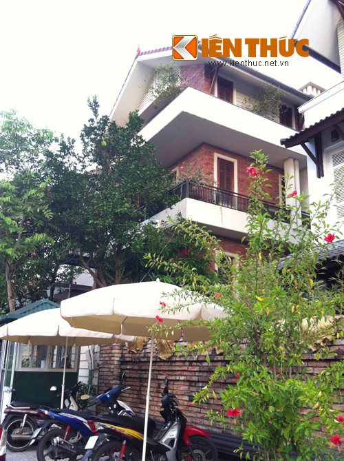 Từ khi con đường ven hồ mở, hình thành một dãy biệt thự, liền kề sang trọng mới sát mặt hồ, giá trị của khu vực quanh Hồ Tây càng được tăng thêm nhiều lần, giá cao nhất lên tới 300 - 400 triệu đồng/m2.