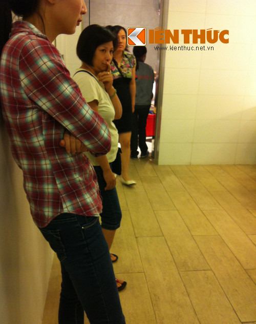 Ngay cả việc đi vệ sinh cũng phải xếp hàng vì quá đông.