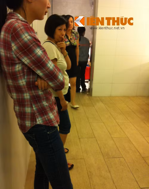 Ngay cả việc đi vệ sinh cũng phải xếp hàng vì quá đông.