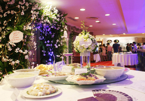  7. Hà Nội Tower (49 Hai Bà Trưng, Hoàn Kiếm): Với không gian bài trí trang nhã, sang trọng và phong cách phục vụ chuyên nghiệp, cô dâu chú rể sẽ có tiệc cưới ấm cúng, vui vẻ trong sự chúc phúc của bạn bè, người thân. Sảnh cưới có sức chứa khoảng 300 khách. Giá tiệc từ 500.000 đồng/khách, chưa kể đồ uống và phí phục vụ. 