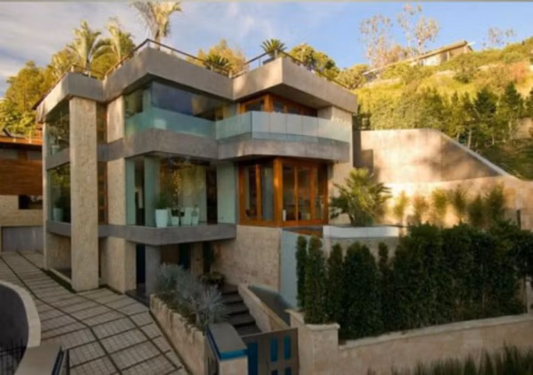 Mỗi năm, Bill Gates phải trả 1 triệu USD tiền thuế bất động sản.