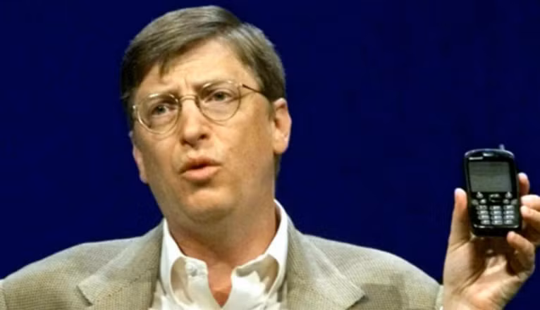 Ông có “tính xấu” là không chịu nghe và trả lời điện thoại của mình. Theo một giám đốc điều hành Microsoft, trong suốt thời gian làm việc tại Microsoft, việc tiếp cận, gặp gỡ với Bill Gates là rất khó vì ông thường không trả lời điện thoại.