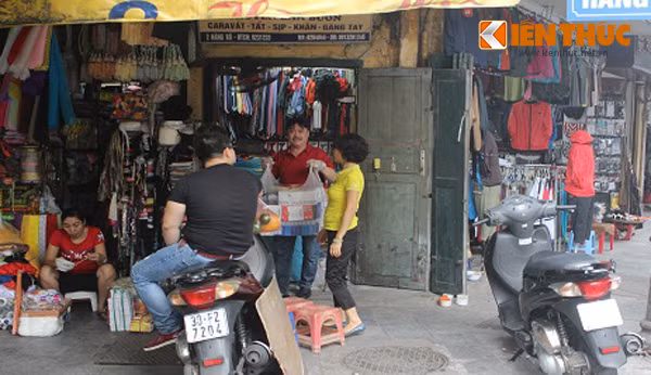 Trong ảnh là một cửa hàng chuyên bán caravat, rộng chưa đầy 2m2 ở phố Hàng Bồ (quận Hoàn Kiếm) có giá thuê lên tới 10 triệu đồng/tháng.