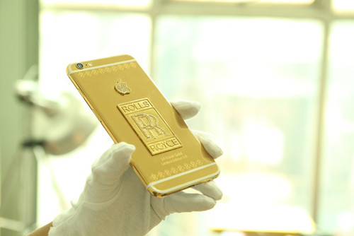 Chiếc Iphone 6 plus đúc Logo Rolls - Royce vàng ròng nguyên khối và đính 115 viên kim cương.