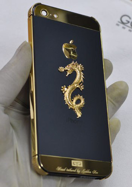 Chiếc Iphone 5S được mạ vàng và gắn con rồng được đúc bằng vàng khối, mắt rồng điểm Ruby thiên nhiên.