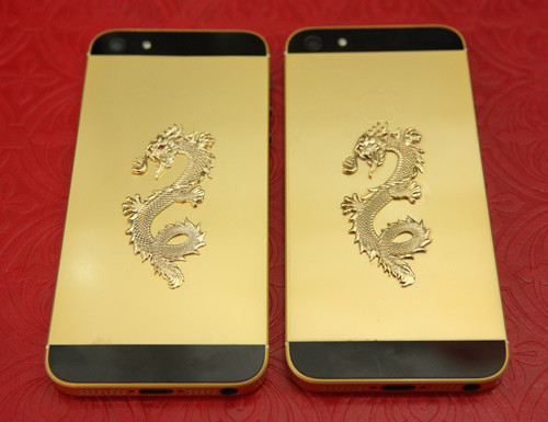 iPhone 5 Dragon Gold phiên bản có mắt rồng đính kim cương giá 128 triệu đồng và bản đính ngọc rubi giá 118 triệu đồng.