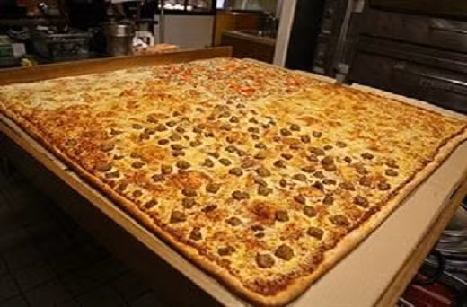 Cửa hàng bánh pizza Big Mama &amp; Papa ở Los Angeles (Mỹ) đã thu hút sự chú ý của rất nhiều người khi sản xuất chiếc bánh pizza khổng lồ. Chiếc bánh “khủng” này có giá 132 bảng (khoảng 4,3 triệu đồng) và sẽ được cửa hàng tặng miễn phí nếu 7 người có thể ăn hết chiếc bánh này trong vòng 2h. Tuy nhiên, vì chưa có ai thực hiện được thách thức này nên nó đã được cắt làm 200 miếng và bán với giá 10 bảng (330.000 đồng) mỗi miếng nhỏ.