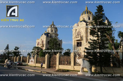 Bất cứ ai đi qua Quốc lộ 1A (địa phận xã Gia Thanh, huyện Gia Viễn, Ninh Bình) sẽ không khỏi trầm trồ trước sự nguy nga, tráng lệ của 2 tòa lâu đài "sinh đôi" của ông Đỗ Văn Tiến - Tổng giám đốc tổng công ty Thành Thắng. Bất cứ ai đi qua Quốc lộ 1A (địa phận xã Gia Thanh, huyện Gia Viễn, Ninh Bình) sẽ không khỏi trầm trồ trước sự nguy nga, tráng lệ của 2 tòa lâu đài "sinh đôi" của ông Đỗ Văn Tiến - Tổng giám đốc tổng công ty Thành Thắng.