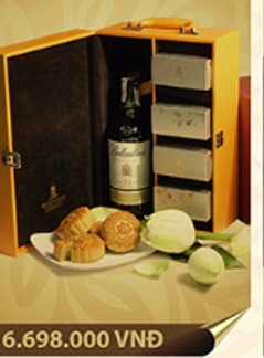 Hộp bánh Vương Kim Tri Ngộ Ballantine’s 21 của khách sạn Hà Nội cũng là 1 trong những dòng sản phẩm bánh trung thu cao cấp có giá tới gần 7 triệu đồng.