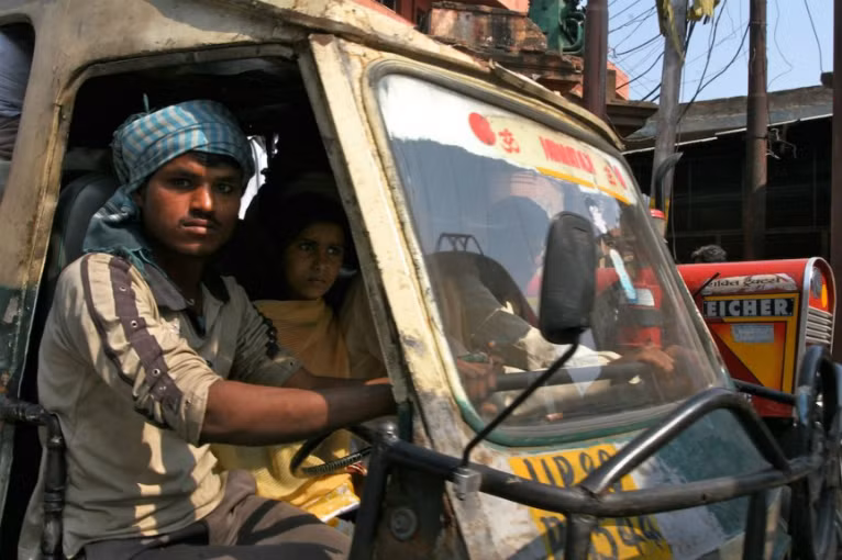 3. New Delhi, Ấn Độ: Chính sự cạnh tranh của các nhà cung cấp khiến lương thực tại thủ đô New Delhi luôn có giá “bèo”. Chợ bán buôn có tên Chandni Chowk là nơi tuyệt vời để mua sắm mà không lo tốn kém. Một chiếc bánh mỳ nướng hay dịch vụ sửa chữa giày dép chỉ mất dưới 1 USD.