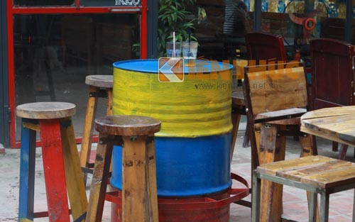 Theo chủ cửa hàng kinh doanh bia T +, để tiết kiệm tối đa các chi phí khi mở quán, anh cùng với những người bạn của mình đã tự chế ra các loại bàn ghế bằng vật liệu từ các đồ bỏ đi. Những vật liệu này được tận dụng từ các loại lốp xe, thùng phuy, lô quấn cáp điện, thùng hàng bằng gỗ...