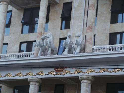 Chủ ngôi nhà tiết lộ về bốn con ngựa bằng đá ở mặt trước tòa nhà có giá trị gần 1,7 tỷ, chưa tính công vận chuyển từ Đà Nẵng.