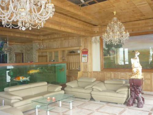 Ngôi nhà được trang trí bằng nhiều nội thất đắt tiền, nhiều loại được dát vàng để tăng thêm sự sang trọng.