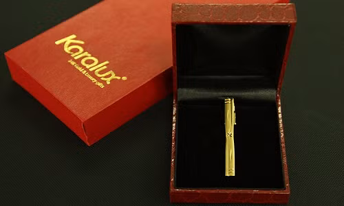 Trong dịp tri ân ngày Nhà giáo Việt Nam 20/11, nhiều bạn trẻ và các bậc phụ huynh đã không ngần ngại giá cả để mua được những món quà "độc - mốt- đắt" tặng thầy cô. Một chiếc kẹp cà vạt mạ vàng 24K được nhiều bạn lựa chọn làm món quà độc đáo dành tặng thầy giáo trong dịp 20/11 năm nay. Món quà tinh tế và sang trọng này có giá 800.000 đồng.