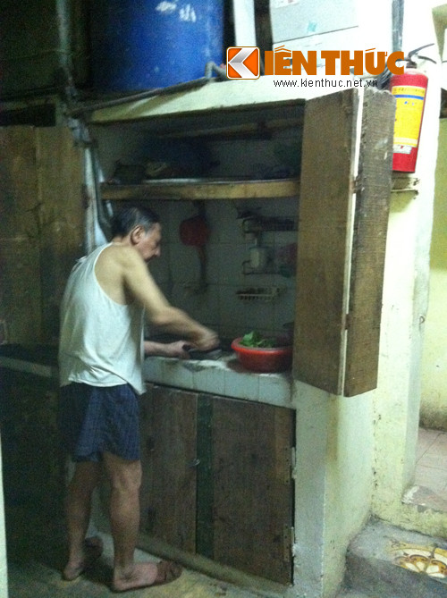 Nhìn vào đây không ai nghĩ là khu vực đun nấu của nhiều hộ gia đình tại tầng 4 của khu nhà.