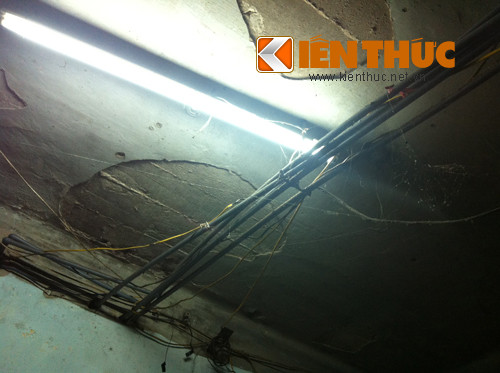 Theo quan sát, trần nhà khắp nơi hầu như đã nứt lở đến trơ gạch.