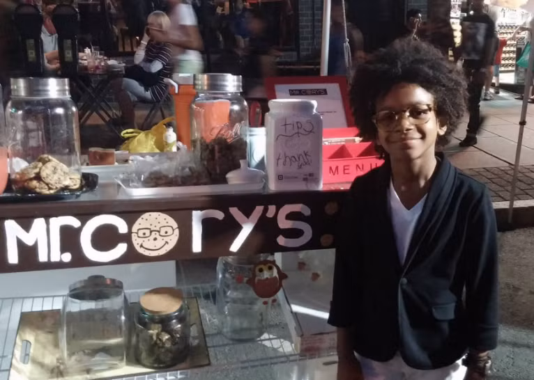 1. Cory Nieves (10 tuổi) – chuỗi cửa hàng bánh quy Mr.Cory’s Cookies: Giống như những đứa trẻ 10 tuổi khác, Cory thích ăn bánh cookie (bánh quy). Chính vì lý do này mà cậu luôn hi vọng cuộc sống xung quanh mình sẽ tràn ngập bánh quy. Ngay từ khi 5 tuổi, Cory đã bắt đầu đi bán ca cao nóng và nước chanh. Nhận thấy tài năng của con trai mình, mẹ Cory đã khuyến khích cậu mở rộng kinh doanh và bắt đầu tiết kiệm tiền cho đại học. Cory cho biết, cậu đang có ý định gia nhập vào thị trường thực phẩm Kosher và các loại hạt trong tương lai gần.