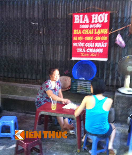 Quán vỉa hè khiến đường phố Hà Nội nhếch nhác , lộn xộn.