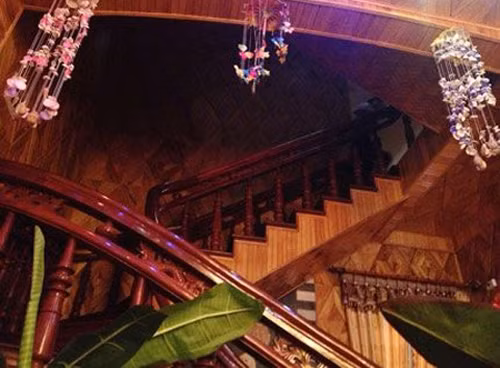 Ông này cũng không tiếc tiền đầu tư cho dinh thự của mình các loại gỗ quý với họa tiết tinh xảo như biệt phủ của vua chúa.