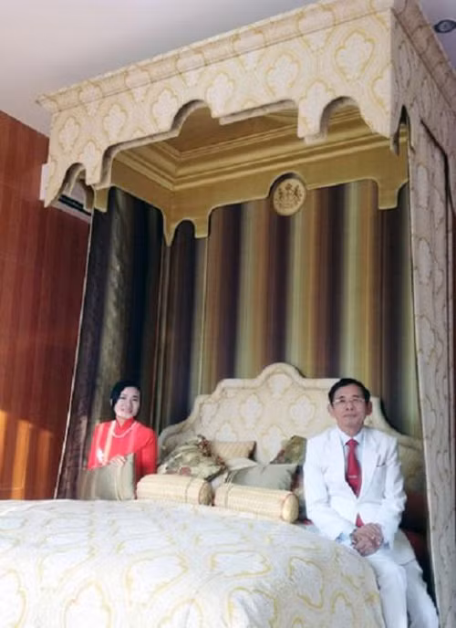 Nói về độ chịu chơi phải kể đến đại gia Lê Ân khi ông này đã chi 6 tỷ đồng để sắm 1 chiếc giường hàng hiệu. Chiếc giường này được tạo ra dựa trên thiết kế cho hoàng gia Anh giai đoạn 1640-1740 và là chiếc giường đắt nhất thế giới.