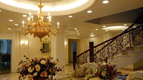 Toàn bộ nội thất của ngôi nhà được thiết kế theo phong cách cổ điển hoàng gia sang trọng, quý phái.