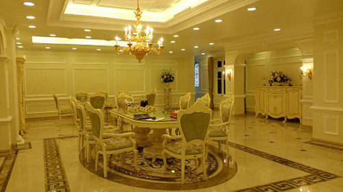 Chất lượng đồ nội thất cao cấp, hệ thống chi tiết hoa văn, phào chỉ được dát vàng hoàn mỹ, tinh xảo. Những món đồ này đều có giá trị tiền tỷ.