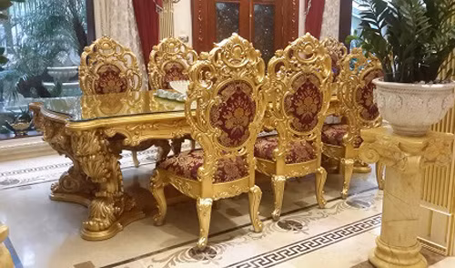 Toàn bộ nội thất bên trong đều được dát vàng tỉ mỉ để ngôi biệt thự trở thành một trong những công trình kiến trúc "khủng" nhất Thủ đô.