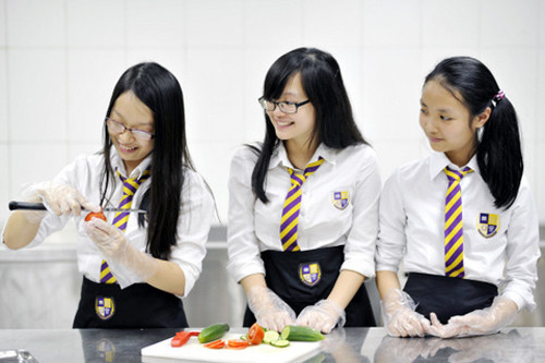 Được biết, trường PT Liên cấp Olympia cũng là nơi đầu tiên sử dụng thực phẩm hữu cơ trong các bữa ăn của học sinh. Đầu bếp được mời từ các nhà hàng có tiếng ở Hà Nội về trực tiếp chế biến và lên thực đơn phù hợp với thể trạng của các em.