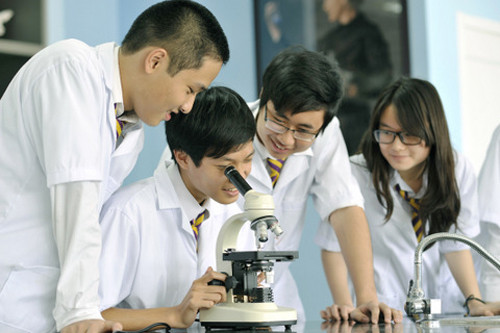 Tuy nhiên, bù lại các em sẽ được giáo dục trong một môi trường vô cùng hiện đại. Trường có một hệ thống các phòng học chức năng chuyên biệt mà không phải trường nào cũng có được như phòng thanh nhạc, phòng mỹ thuật, phòng thí nghiệm, phòng tập thể hình, phòng thể thao đa năng, phòng thực hành tiếng, thực hành tin học và thư viện…