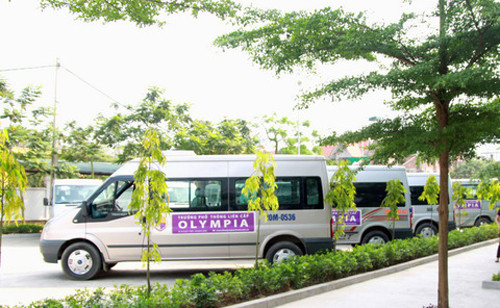 Hệ thống xe bus đưa đón học sinh theo tuyến hoặc tại nhà với các giám sát viên túc trực theo từng xe sẽ đảm bảo sự an toàn cho học sinh.